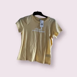 Gul T-shirt  - Oanvänd gul t-shirt från Pimkie, bekväm för sommaren Storlek M