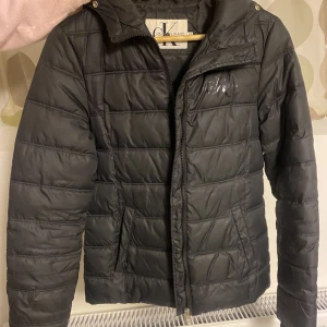 Calvin Klein jacka - Vårjacka som är lagom varm. Den är för liten för mig som är större än Xs. Köpt för runt 1000kr 🫶🏻🤲🏻