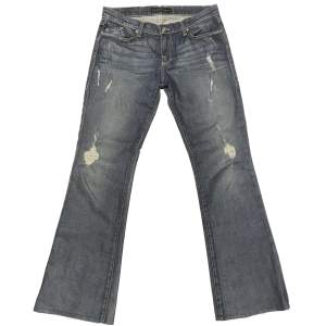 Trendiga Rock&republic jeans i strl W30. Sparsamt använda och i väldigt fint skick. Midjemått tvärs över: 41cm längd: 100cm innebenslängd: 78cm ✨möts i Stockholm✨