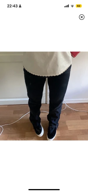 Jeans från Pull & Bear - Jättesnygga jeans med slits från Pull & bear. Använd endast fåtal gånger. Första bilderna är lånade.