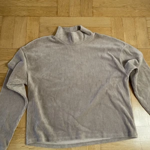 Tröja - Beige ribbad tröja. 
