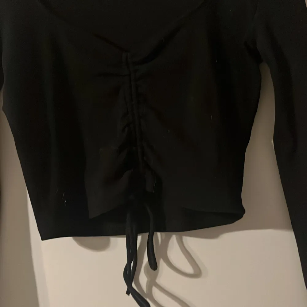 Ribbad långärmad tröja från zara med dragsko i mitten, storlek L men skullle säga att den passar både M och S. Tröjor & Koftor.