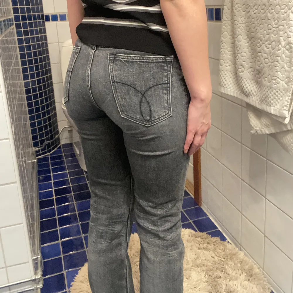 Calvin Clein jeans, längd 34 men avklippta (jag är 172cm)  Innebenslängd: 80cm  Midjemått: 37cm . Jeans & Byxor.