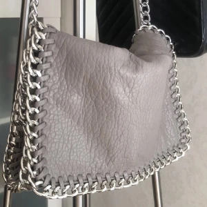 Väska - Säljer nu min Tiamo väska, använd ca 3 gånger, inga defekter alls. Storlek M Lånade bilder!!