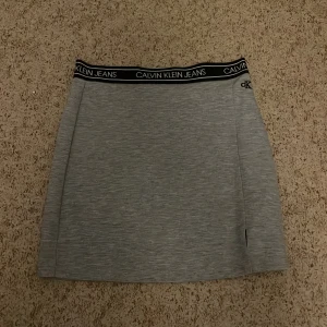 Calvin Klein kjol - Säljer nu min Calvin klein kjol pga att jag inte gillar att ha på mig kjol och den är för liten. Aldrig använd och är i helt ny ”sick”💕