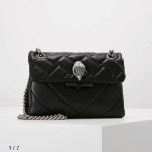 Kurt geiger - Hej jag vill byta min Kurt geiger väska mot en likadan fast i grå med guld kedja då jag tröttnat på min väska. Den är k nyskick och inte använd många gånger, be om fler bilder. Jag är även öppen för andra byten och ni kan lägga prisförslag💕💕