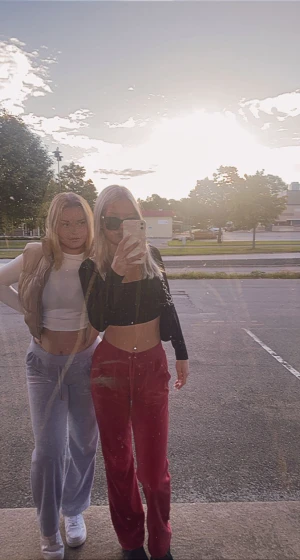 Röda juicy byxor - Dom är i bra skick haft dom ett tag och använder dom inte 