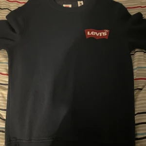 Levis Sweatshirt - En helt oanvänd levis sweatshirt i storlek M med lappen kvar! 