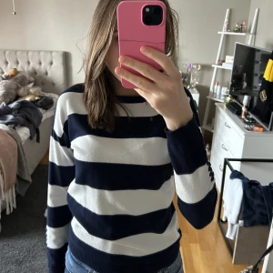 Randig stickad tröja - Fin randig stickad tröja med flätade detaljer vid ärmen (kolla bild 2). 