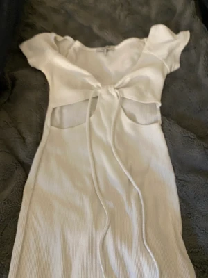 Klänning  - Klänning använd endast en gång. Jätte fin på en fin sommardag och snygg med detaljerna original pris 599kr