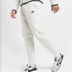 Säljer vita Nike tech byxor pga råkade beställa i fel storlek, skriv privat för fler bilder
