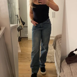 Mörkblåa jeans - Snygga mörkblåa jeans. Jag är 1,64 cm lång💓