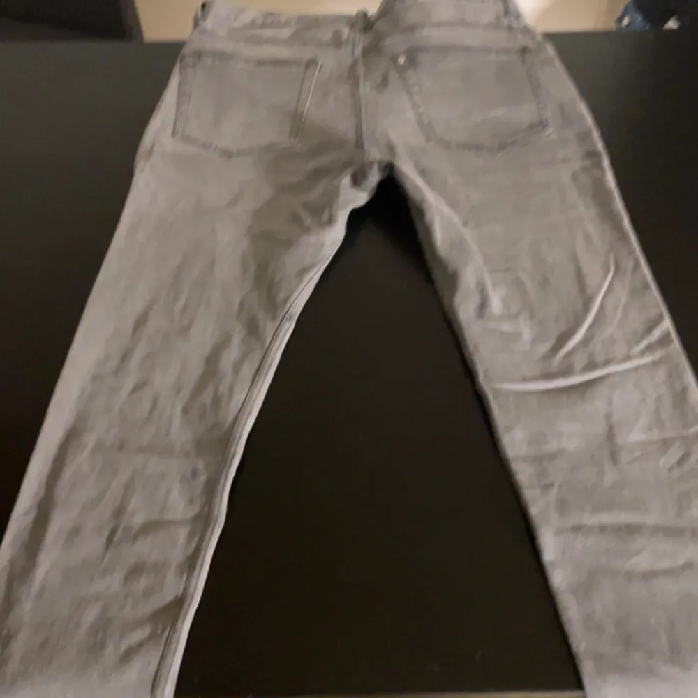 Grå jeans från H&M slim denim . Jeans & Byxor.