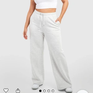 Mjukisbyxor - Mjukisbyxor från Bohoo, säljer de helt oanvända pga för långa. Jättesköna, perfekta om du är ute efter ett par raka gråa mjukisbyxor. Jag kommer definitivt köpa ett par i en mindre storlek. Jag är 1,64 lång, ca 10 cm för långa. Passar dig som är 1,73 m +