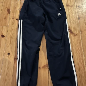 Mörkblå adidas byxor - Mörkblå adidas byxor. Bra skick. Djur i hemmet