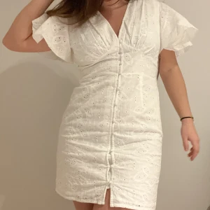 Studentklänning - Säljer denna gulliga klänning från nakd! Passar super till studenten. Är helt ny med lappars kvar i orginalförpackning i storlek 38, har resår i bak.🤗