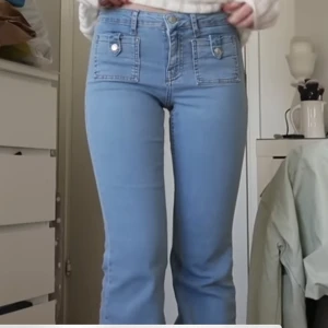 Jeans - Ljusblå bootcut jeans från NA-KD. Jag har sprättat upp dom där nere eftersom de va näst intill för korta på mig (168cm)