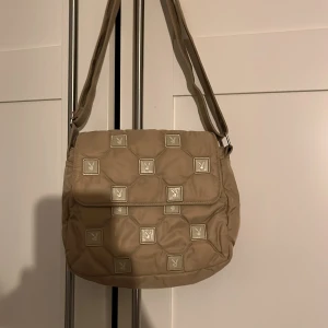 Handväska  - Jätte gullig liten väska men Playboy  bunny på🐰inga fläckar eller andra defekter 🥰