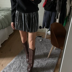Kort glittrig plisserad kjol - Så fin med glitter i trikå tyg. Från Weekday och köpt för 350nok