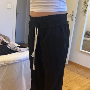 Svarta linnebyxor  - De är nedvikta, Ser exakt ut som Roxy linnebyxor. Lite slitage längst ned på benet.  