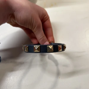 Liknade Valentino armband  - Super snygg!💗 Osäker på äktahet