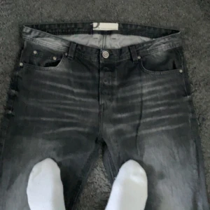 Svarta jeans från Dressman - Galet najs Jeans från dressman, stentvättade och sitter jäkligt najs. Passar mig som är 190, men hade vart ultimat för den lite kortare. Rätt stora i midjan men ha ett skärp så ser det asnajs ut. Relaxed passform.
