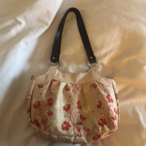 Söt blommig väska - Köpt secondhand och är lite smutsig men går att tvätta. 