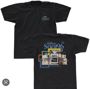 Wilbur Soot T-shirt - En svart Wilbur merch köpte den på plick för 200 kr den är i storlek M,den har andvänds ca 5 gnr och är väldigt skön. Köpte den 2022 Frakten är it grattis venne vrf det står det!