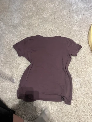 Save the nature - Lila tröja med bild på skog. Text: save the nature existence. I storlek 146 men skulle säga att den passar som xs