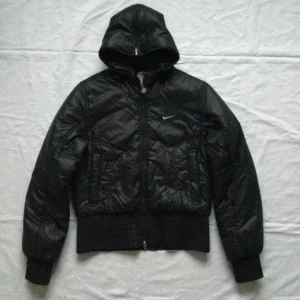 Nike - Svart unik Nike jacka i storlek M, väldigt bra skick!(GRATIS FRAKT TILLS 19 APRIL)