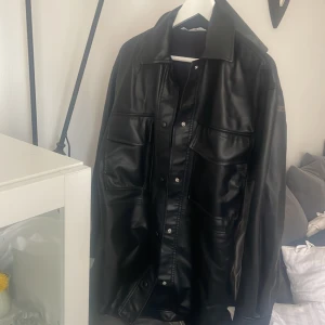 Skin kappa  - Läder/ skin kappa från zara i nyskick! stl 36/S