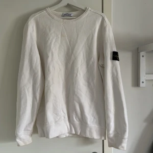 Stone island crewneck - Säljes pga för stor,  Liten fläck vid armen, går att få bort med blekning