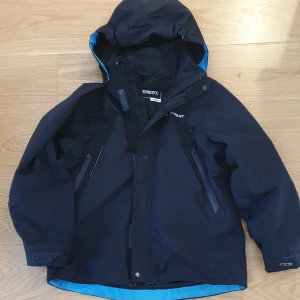 Vindjacka - Stl.134/140, lätt vindjacka, gott skick, namnad med lapp att klippa bort