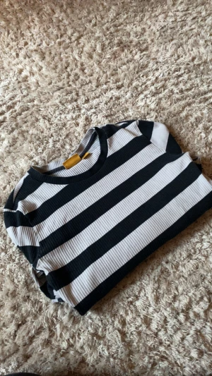 volang randig tröja 💓 - Säljer denna jätte fina tröja som inte används längre den är i fint skick och priset kan absolut diskuteras. Hör av dig för mer info eller bilder, köpt för 250 kr💕💕