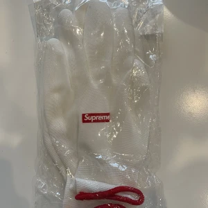 Supreme Handskar - Jag säljer mina Supreme handskar för att de är för stora för mig. De är precis öppnade från paketet!