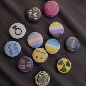 Custom pins - Kan endast göra 25mm vilket kan vara bra att tänka på när en väljer en design.  Bild 1 ex. på vad som funkar bra. Bild 2 ex. funkar sådär. Bild 3 ex. vad inte funkar så bra. Osäker? det är bara att fråga.  29 kr för frakt oavsett antalet pins. (samfrakt)