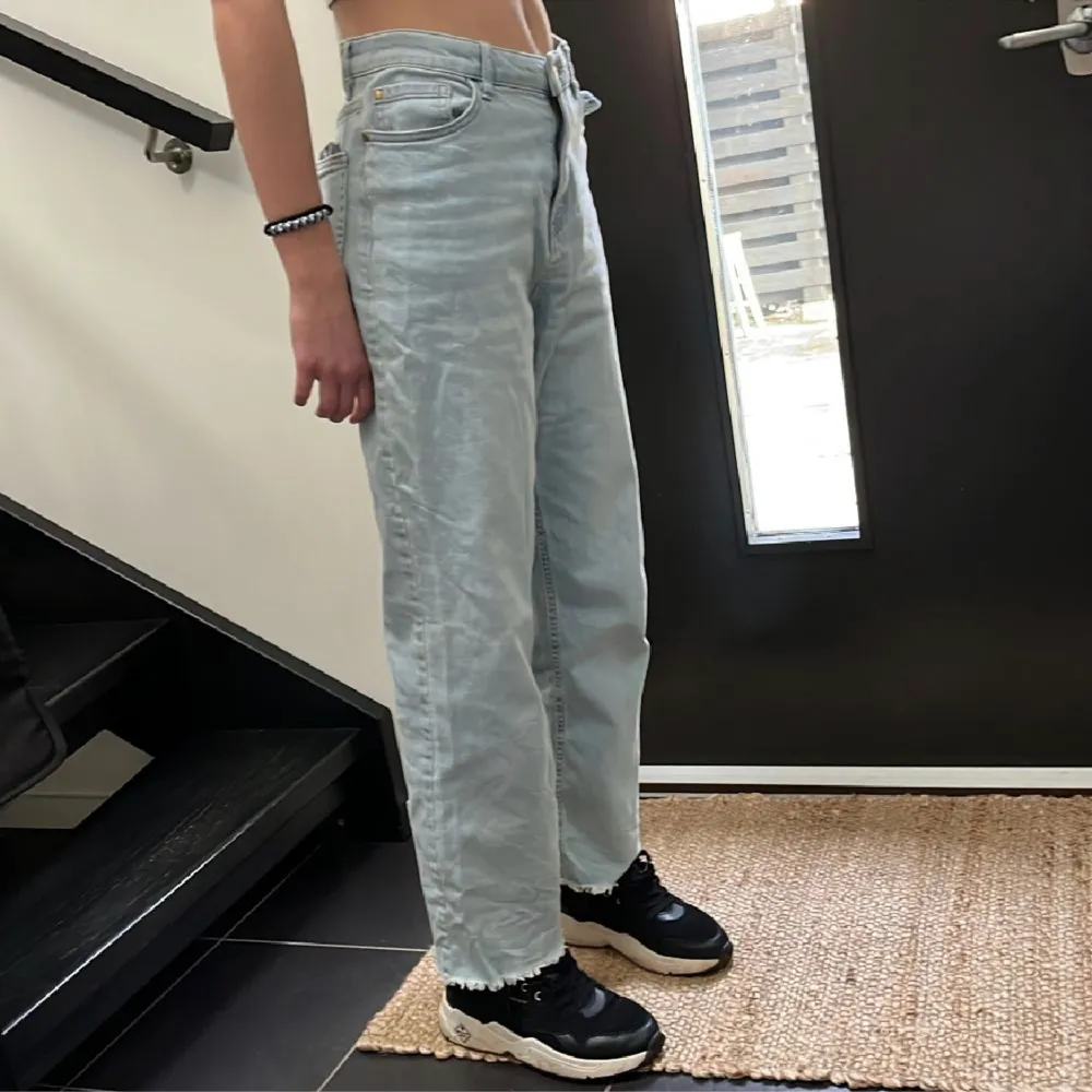 Snygga cropade jeans i ljus nyans. De är i mycket bra skick😊. Jeans & Byxor.