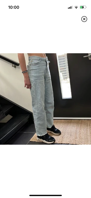 Jeans - Snygga cropade jeans i ljus nyans. De är i mycket bra skick😊