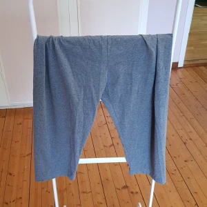 Byxa halvlånga ben - Byxa med halvlånga ben. Pyjamas eller mys.