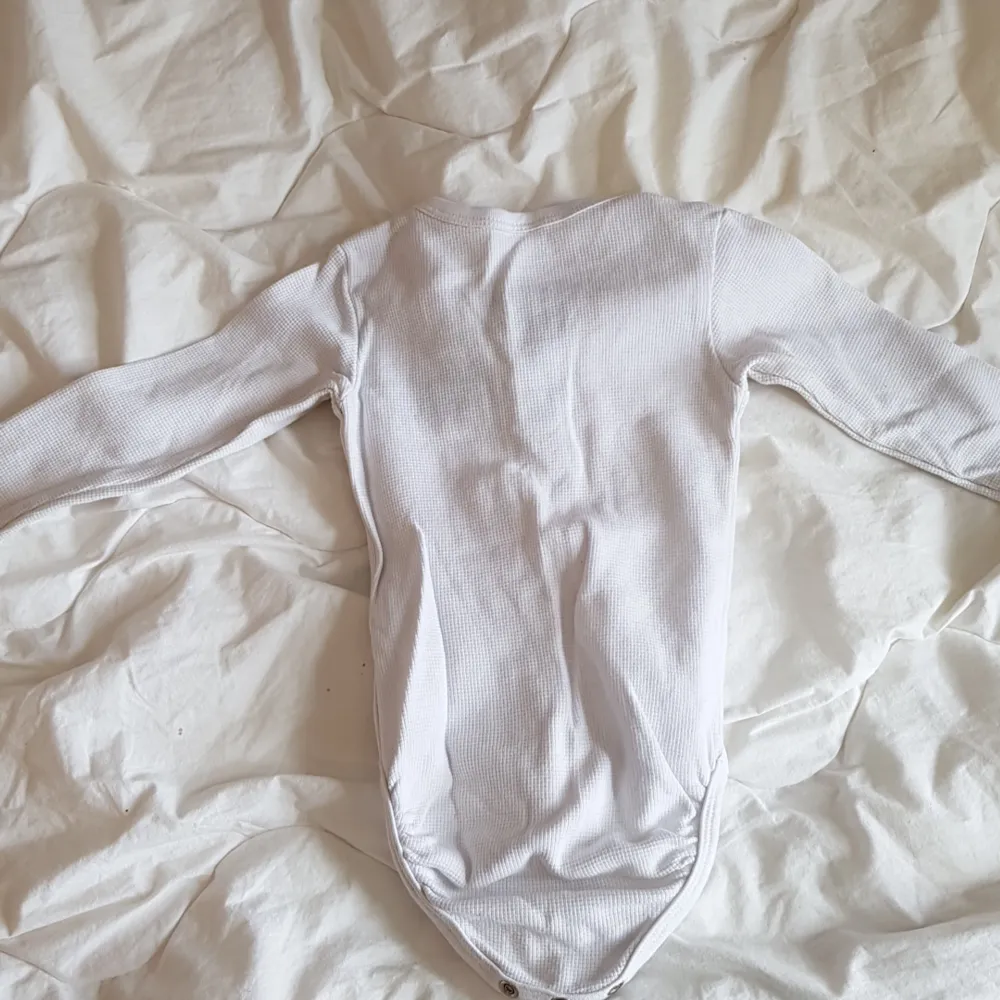 Baby body från H&M. Hel och ren. Knäppning i grenen.. Övrigt.