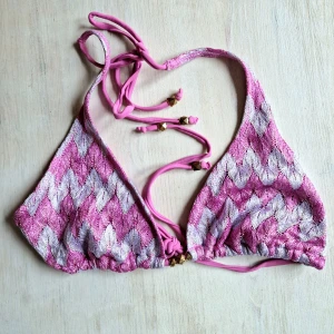 Bikinitopp - FREE SHIPPING UNTIL 18 APRIL! Sjukt snygg överdel, perfekt att matcha med ett par shorts i sommar 🌈🦋