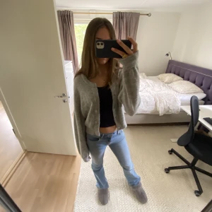  stickad grå kofta - Säljer en av mina gosigaste tröjor, en grå stickad kofta. Använd ca 3 gånger och är iprincip nyskick. Jätteskön och fin, inte fått nån användning ❤️