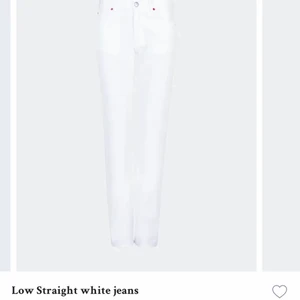 Bikbok jeans  - Vita låga jeans ifrån bikbok ny pris är 600 storlek 25 aldrig använda prislap kvar