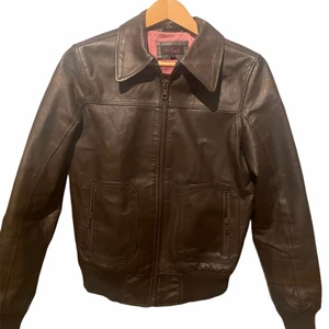 Brun läderjacka  - Brun läderjacka i nyskick. Supersnygg men har tyvärr ingen användning av den. Storlek M men jag skulle snarare säga att den sitter som en S.                           Köpare står för frakt 💕 men kan mötas upp i stockholm!!