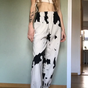 Sweatpants - Väldigt fina byxor som har resor i midjan, men dragsko finns om det behövs. Knappt använda.