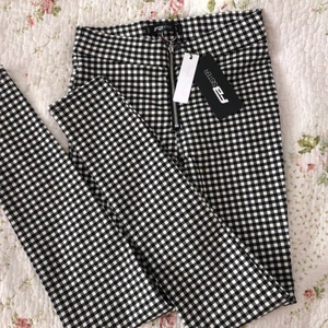 Rutiga tights  - Helt nya tights från New Yorker. Har fått dem som present men de visade sig vara för små.