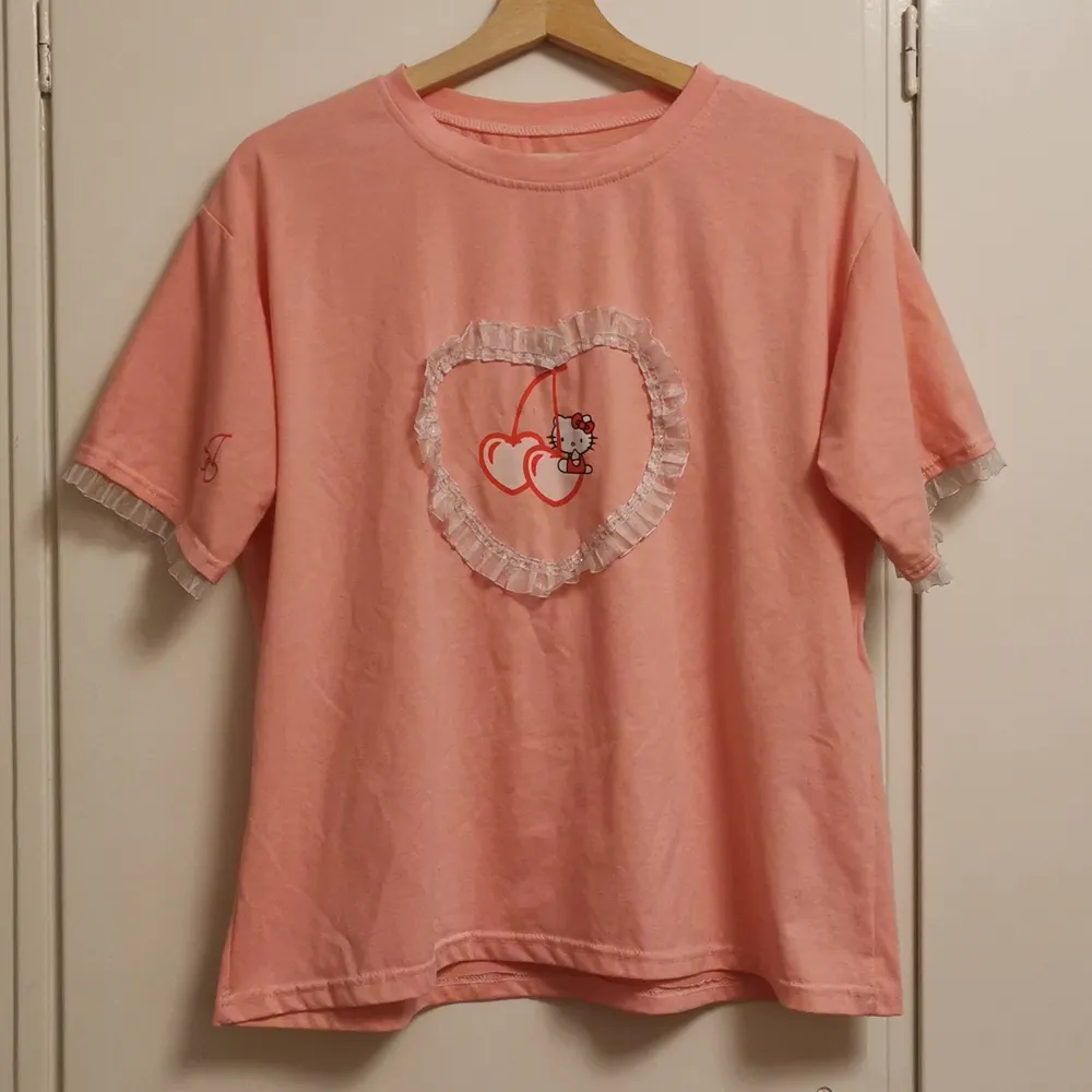 Söt t-shirt med Hello Kitty . T-shirts.
