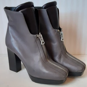 Grymt snygga boots från Acne - Super kvalité, jätte bra skick. Storlek 37