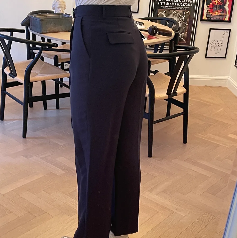Mörkblå kostymbyxor från Zara i storlek M, passformen är otrolig men jag säljer på grund utav att jag hade velat ha dem lite längre, jag är 1,74 cm. Endast använda en gång. Kan mötas upp i Stockholm eller skickas med PostNord:). Jeans & Byxor.