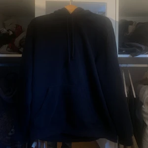 Hoodie - Säljer vanlig svart overaized hoodie från hm, fin passform funkar både ute och hemma, jätte mysig!!